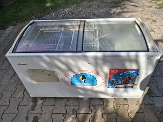Zamrażarka do lodów sklepowa.
