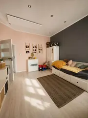 Wyjątkowe, przestronne i funkcjonalne M2 o powierzchni 79 m², położone na parterze odrestaurowanej kamienicy w Jeleiej Górze