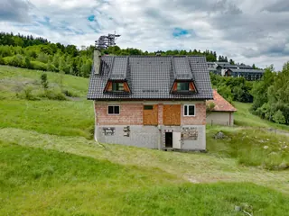 Dom w stanie surowym z panoramą Gór Izerskich