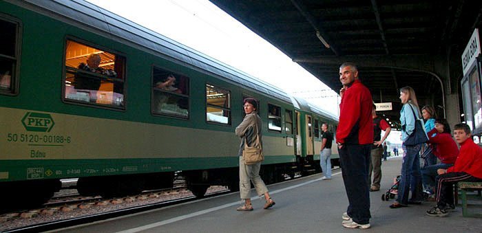 Na peronie jeleniogórskiego dworca tłumów nie ma.