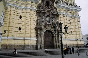 Katedra w Limie była wielokrotnie niszczona przez częste tu trzęsienia ziemi.