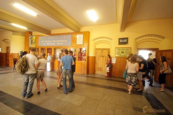 Rozdanie świadectw maturalnych w popularnym