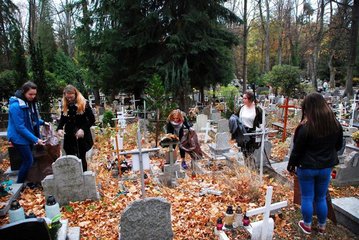 uczniowie-z-bursy-posprzatali-groby-77915